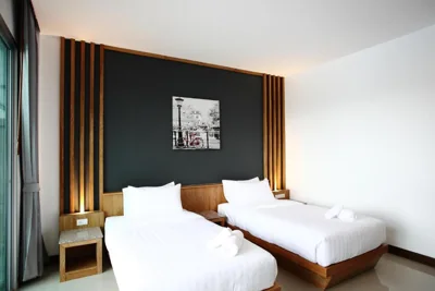 Habitación con dos camas y vistas a la ciudad — The Malika Hotel